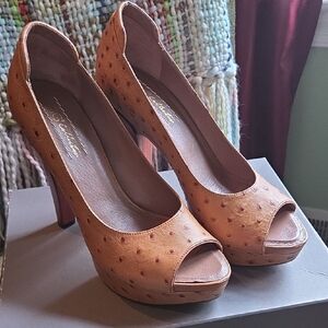 UGG Collection Tan Peep-Toe Heels Ostrich Style Size 8